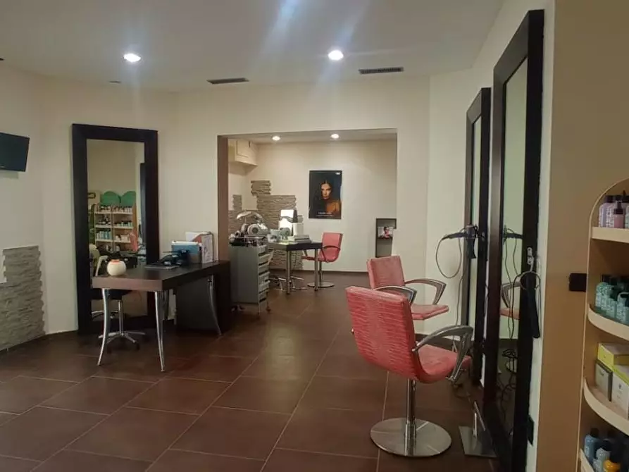 Immagine 14 di Locale commerciale in vendita  a Vinci