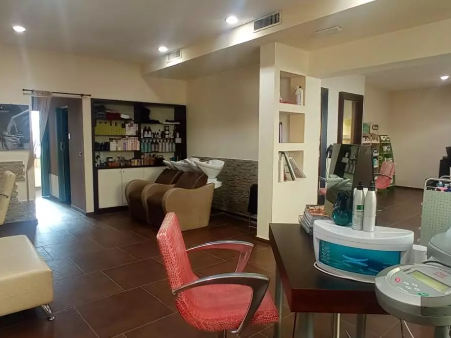 Immagine 9 di Locale commerciale in vendita  a Vinci