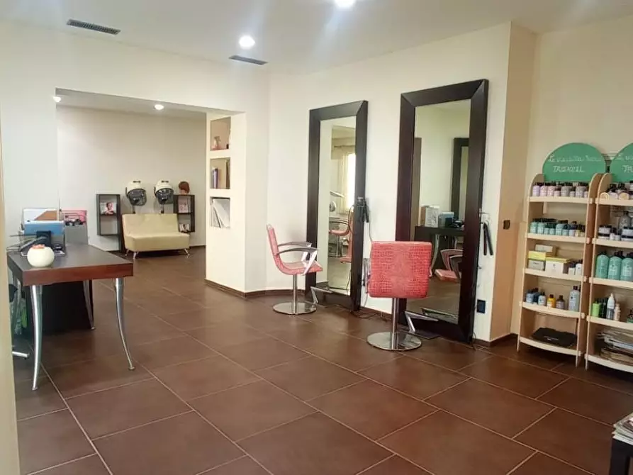 Immagine 16 di Locale commerciale in vendita  a Vinci