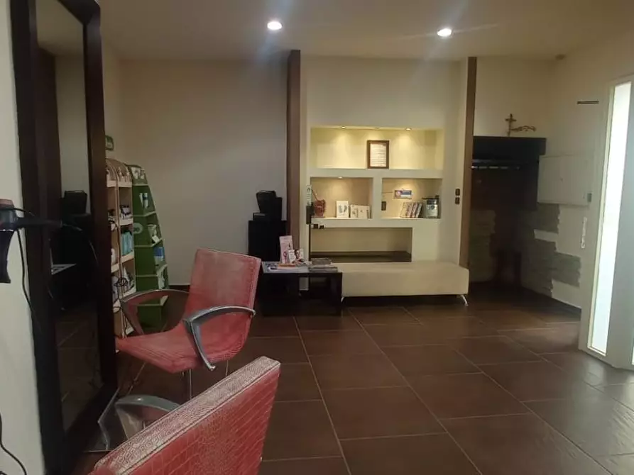 Immagine 12 di Locale commerciale in vendita  a Vinci