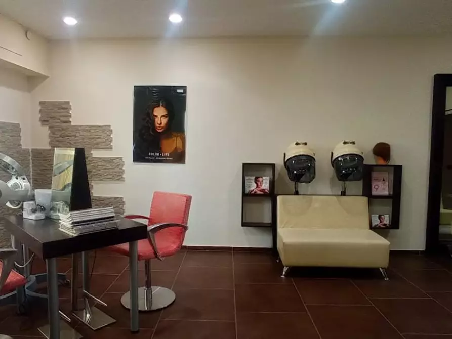 Immagine 10 di Locale commerciale in vendita  a Vinci