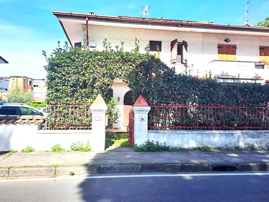 Immagine 2 di Villetta a schiera in vendita  a Massa