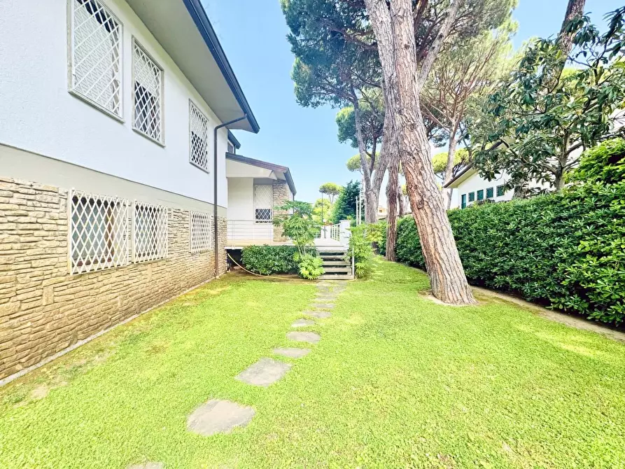 Immagine 88 di Villa in vendita  a Camaiore