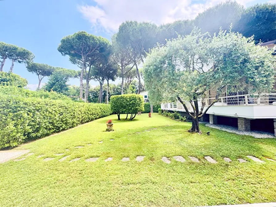 Immagine 37 di Villa in vendita  a Camaiore