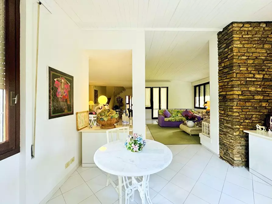 Immagine 48 di Villa in vendita  a Camaiore