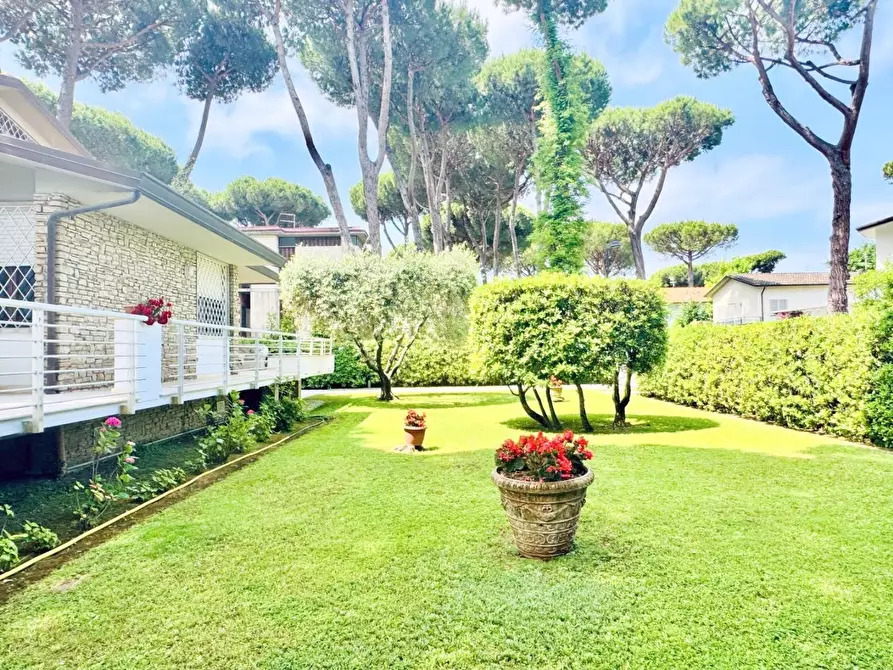 Immagine 13 di Villa in vendita  a Camaiore