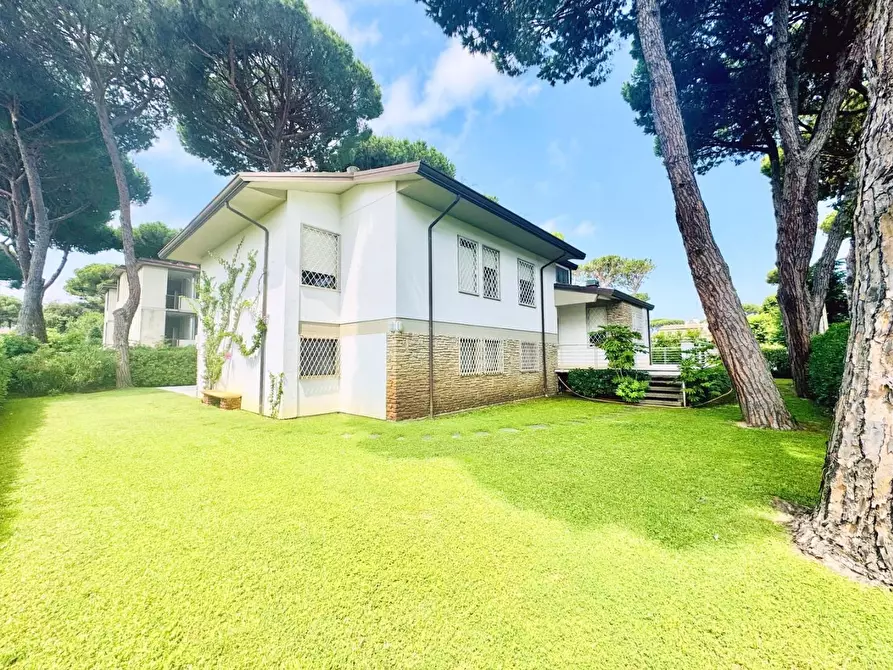 Immagine 10 di Villa in vendita  a Camaiore