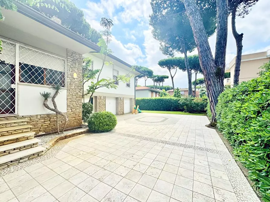 Immagine 92 di Villa in vendita  a Camaiore