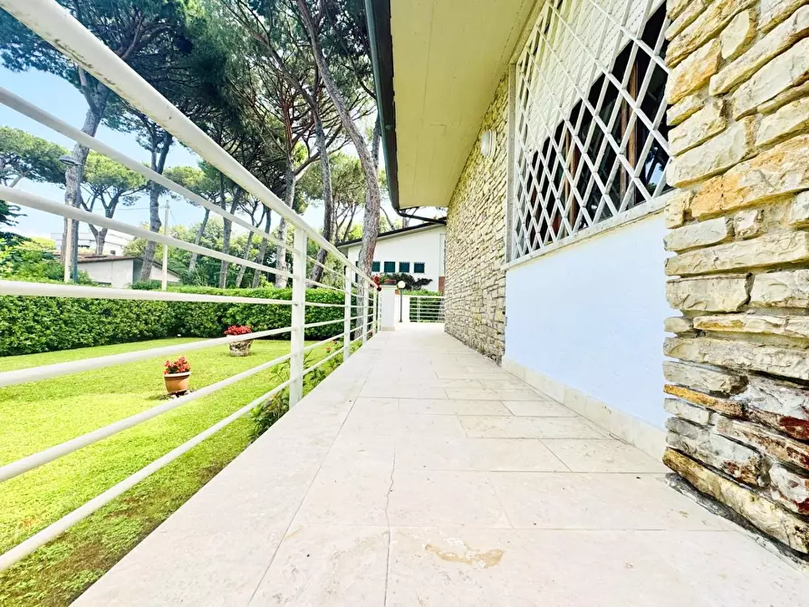 Immagine 24 di Villa in vendita  a Camaiore