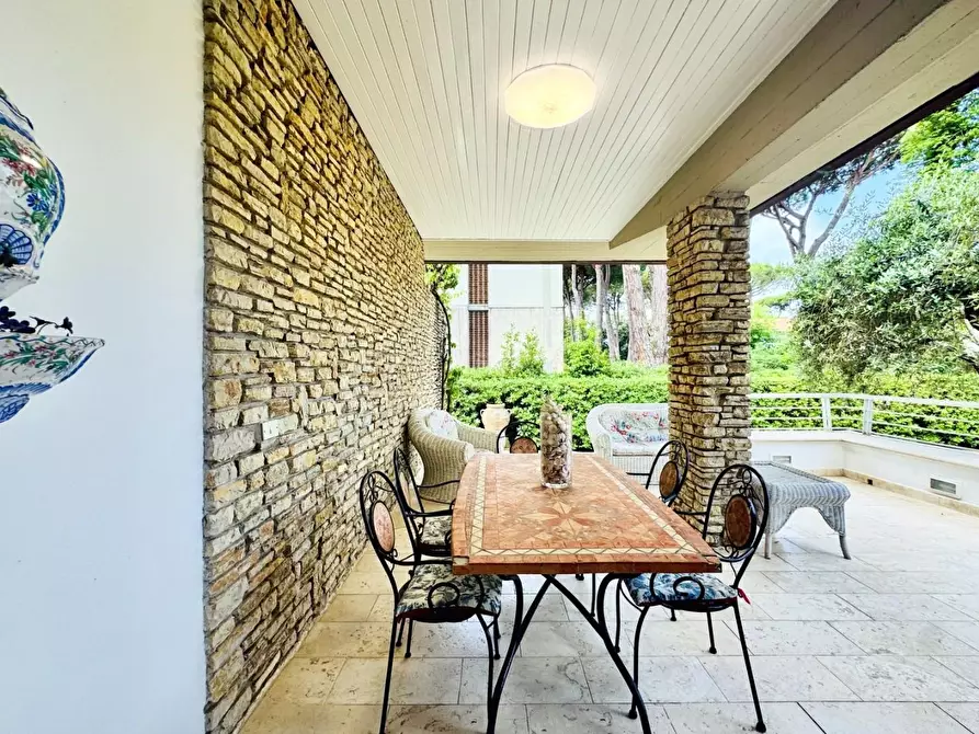 Immagine 7 di Villa in vendita  a Camaiore