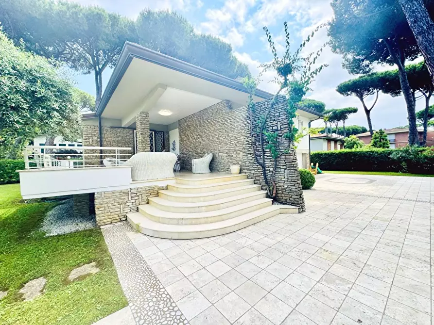 Immagine 8 di Villa in vendita  a Camaiore