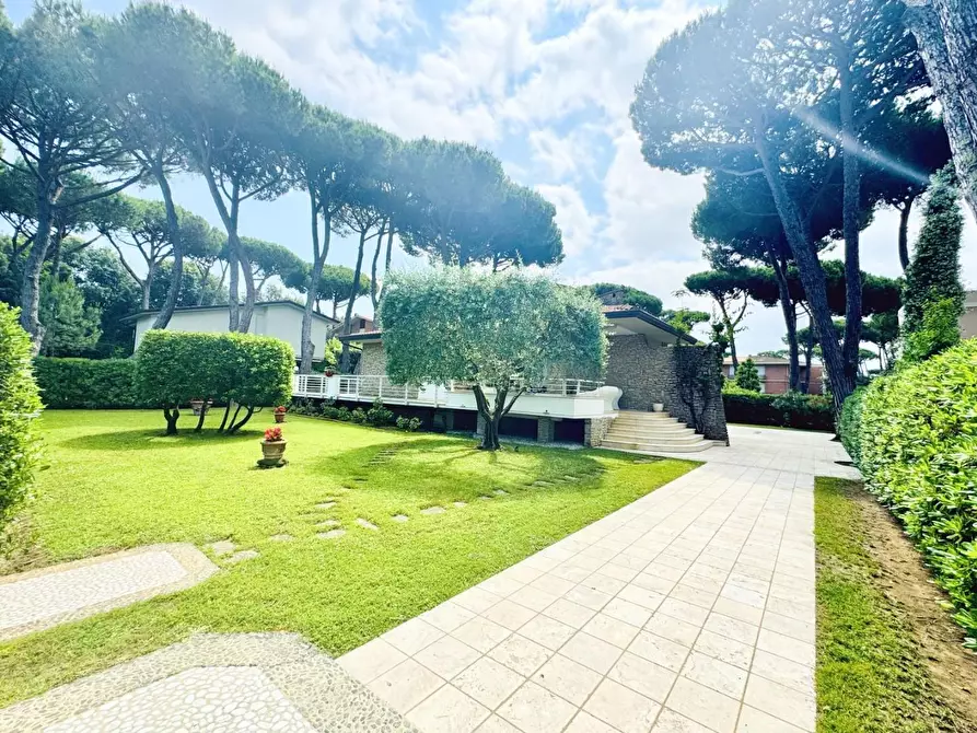 Immagine 56 di Villa in vendita  a Camaiore