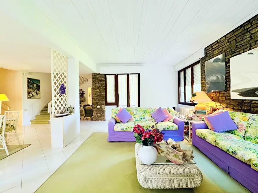 Immagine 4 di Villa in vendita  a Camaiore