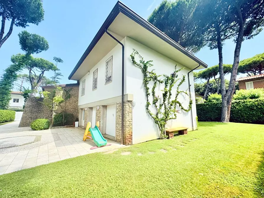 Immagine 77 di Villa in vendita  a Camaiore