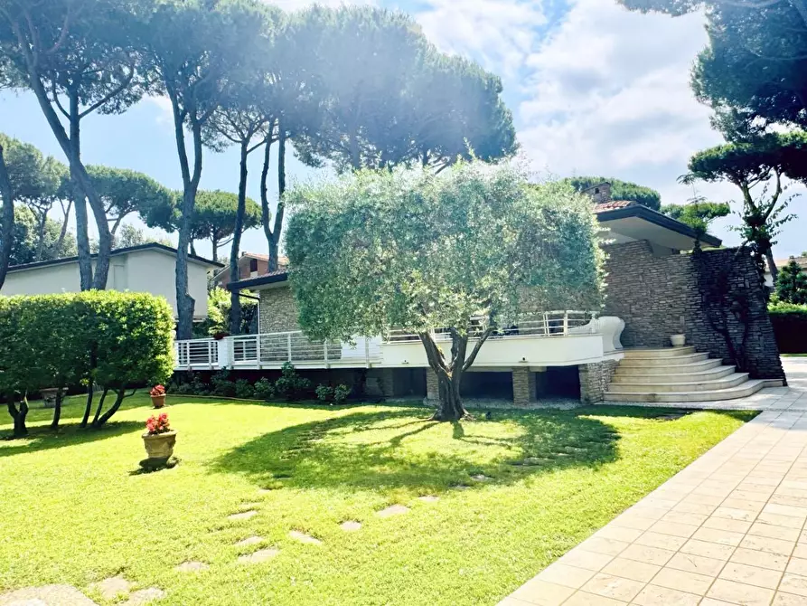 Immagine 30 di Villa in vendita  a Camaiore