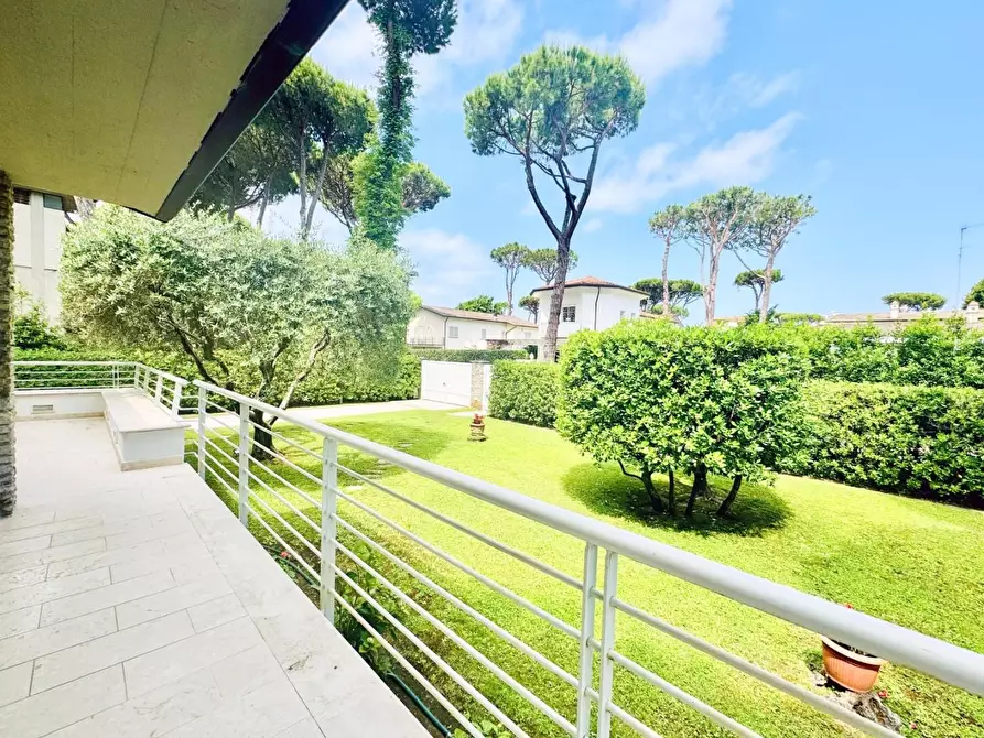 Immagine 2 di Villa in vendita  a Camaiore