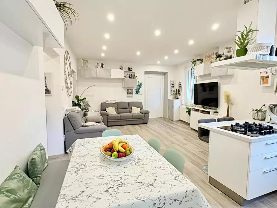 Immagine 2 di Appartamento in vendita  a Lucca