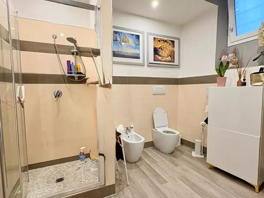 Immagine 12 di Appartamento in vendita  a Lucca