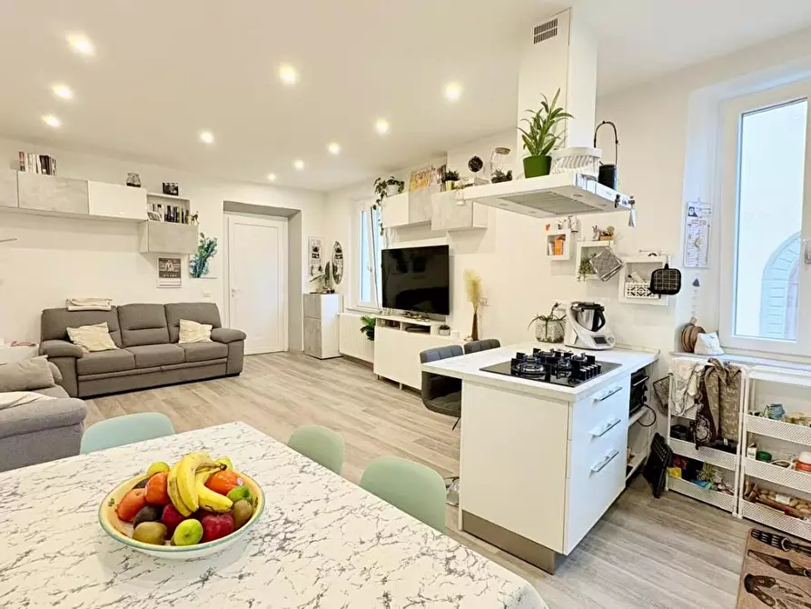 Immagine 1 di Appartamento in vendita  a Lucca