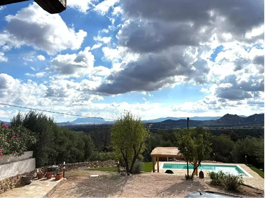 Immagine 1 di Villa in vendita  a Olbia