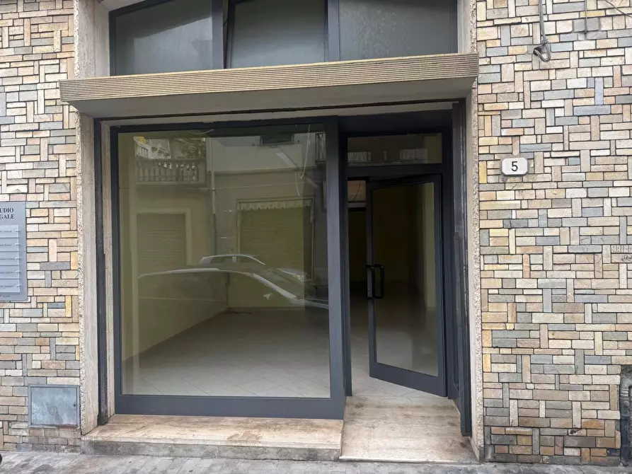 Immagine 2 di Locale commerciale in affitto  a Pontedera