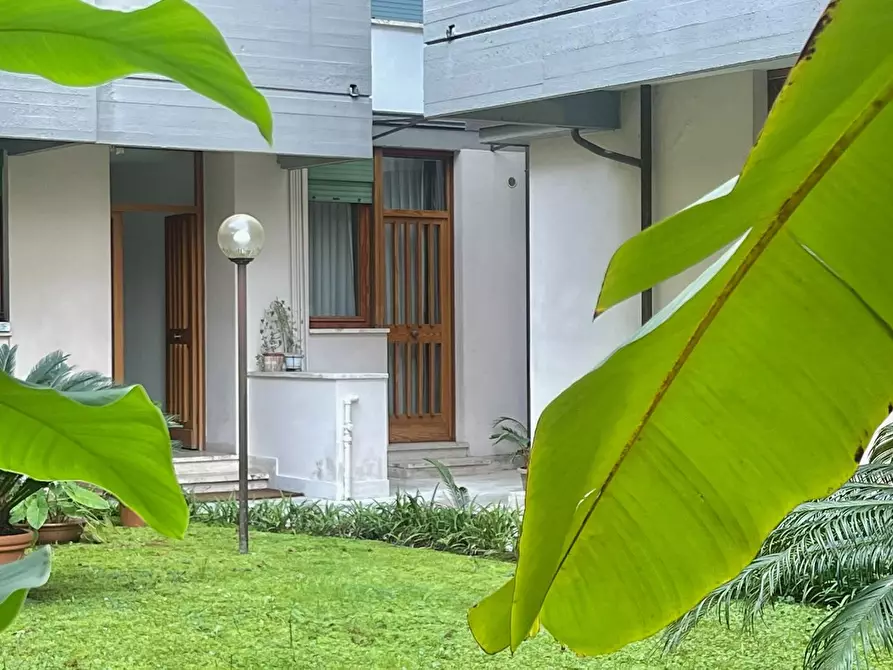 Immagine 1 di Appartamento in vendita  a Viareggio