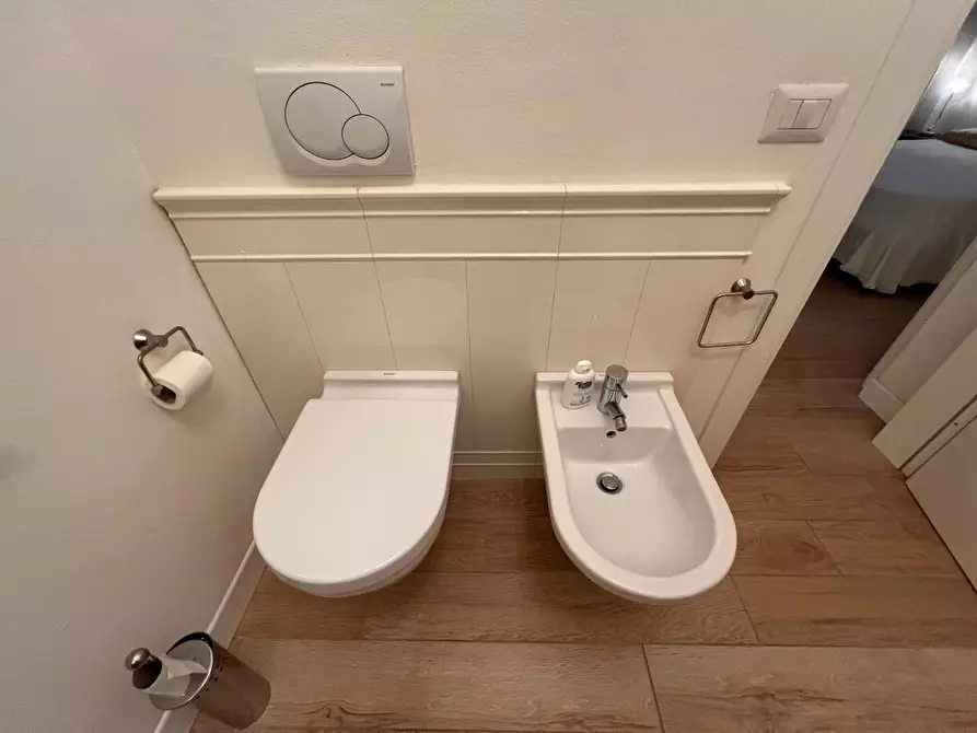 Immagine 21 di Appartamento in vendita  a Viareggio