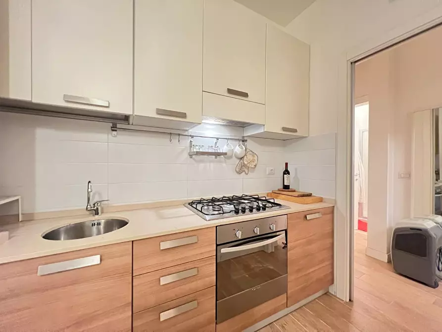 Immagine 13 di Appartamento in vendita  a Viareggio