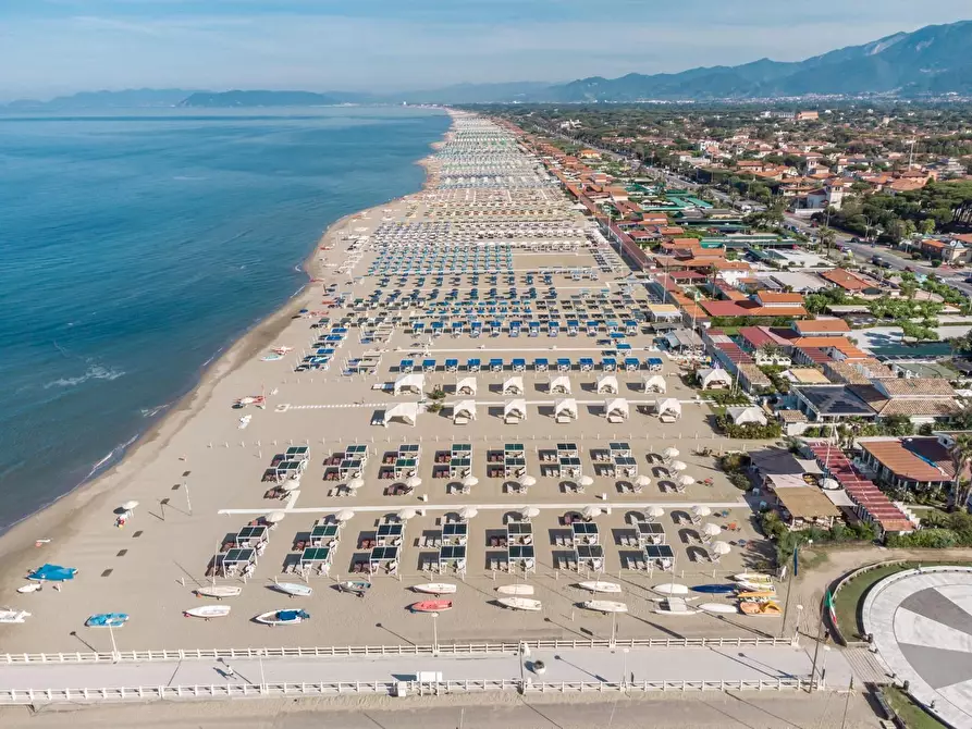 Immagine 19 di Appartamento in vendita  a Forte Dei Marmi