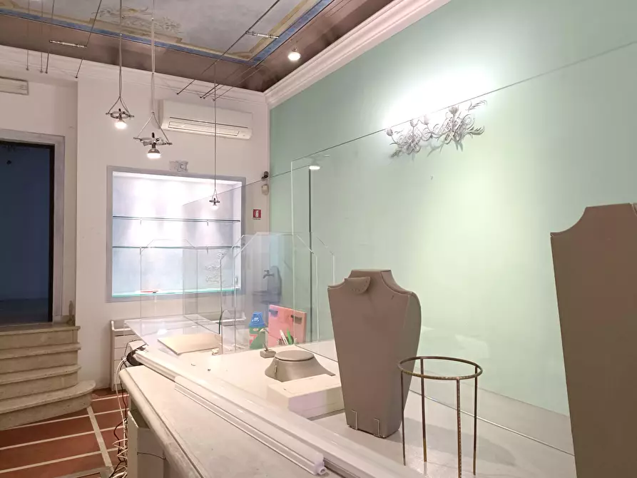 Immagine 14 di Locale commerciale in vendita  a Empoli