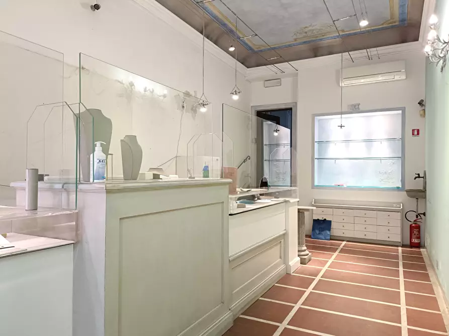 Immagine 10 di Locale commerciale in vendita  a Empoli