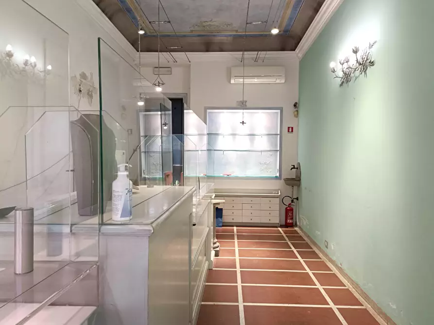 Immagine 2 di Locale commerciale in vendita  a Empoli