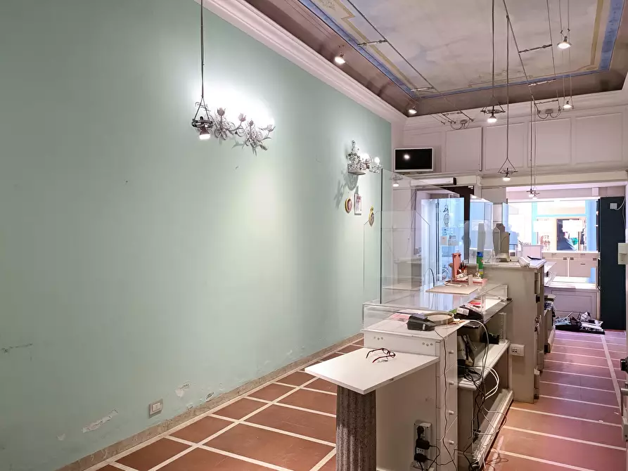 Immagine 3 di Locale commerciale in vendita  a Empoli