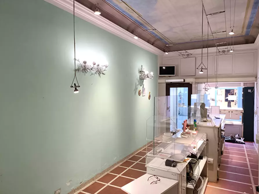 Immagine 15 di Locale commerciale in vendita  a Empoli