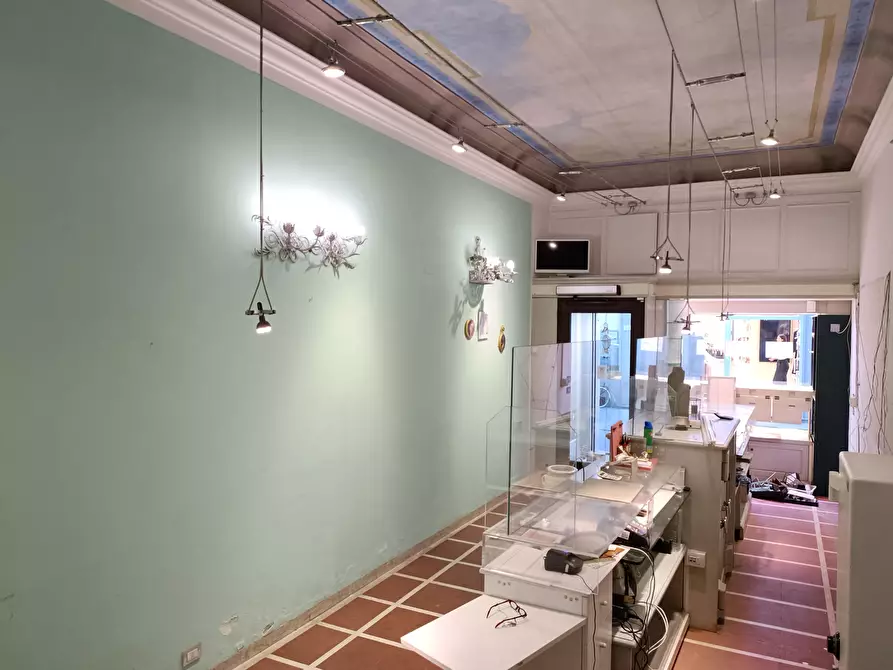 Immagine 13 di Locale commerciale in vendita  a Empoli
