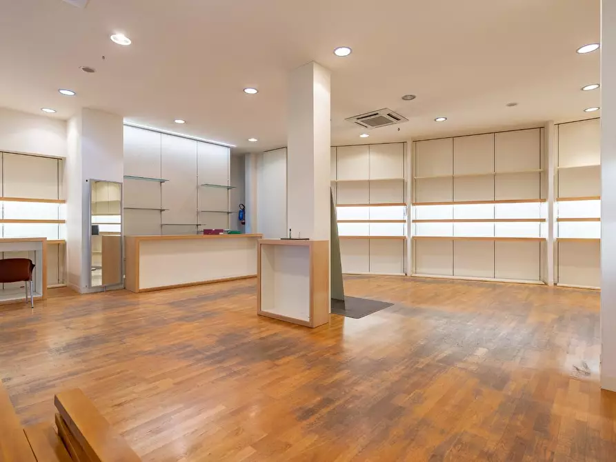 Immagine 8 di Locale commerciale in affitto  a Empoli