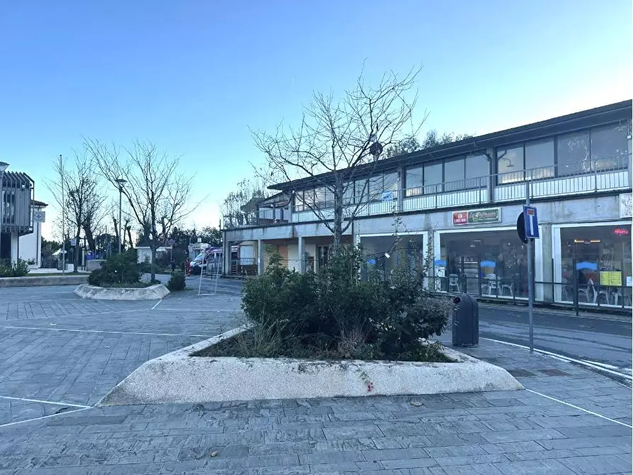 Immagine 11 di Locale commerciale in vendita  a Ameglia