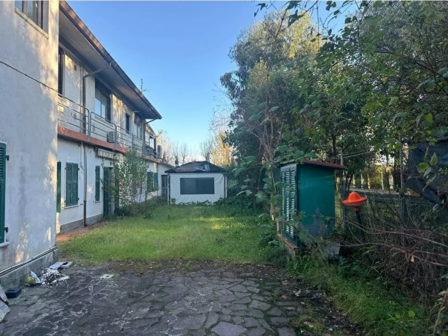 Immagine 3 di Locale commerciale in vendita  a Ameglia