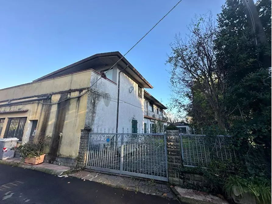 Immagine 5 di Locale commerciale in vendita  a Ameglia