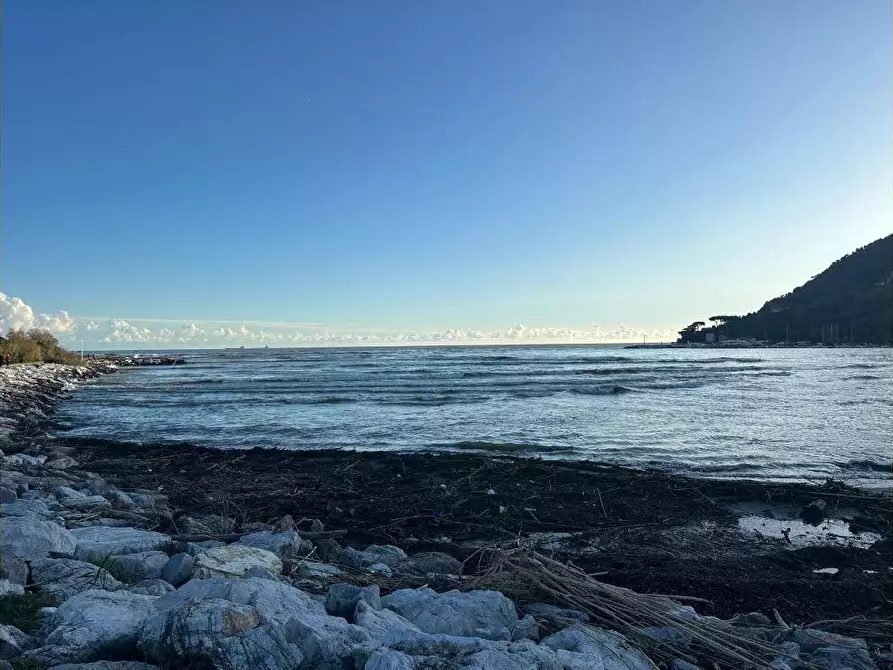 Immagine 8 di Locale commerciale in vendita  a Ameglia