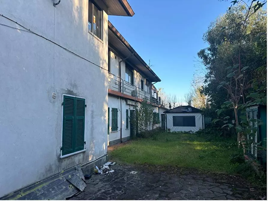 Immagine 2 di Locale commerciale in vendita  a Ameglia