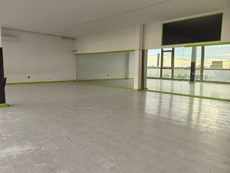 Immagine 12 di Locale commerciale in affitto  a Calcinaia