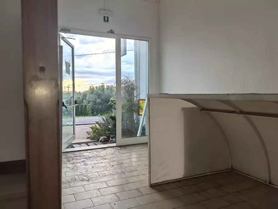 Immagine 4 di Locale commerciale in affitto  a Calcinaia