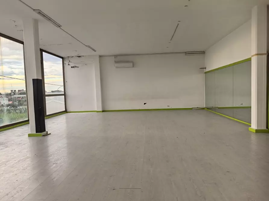 Immagine 11 di Locale commerciale in affitto  a Calcinaia