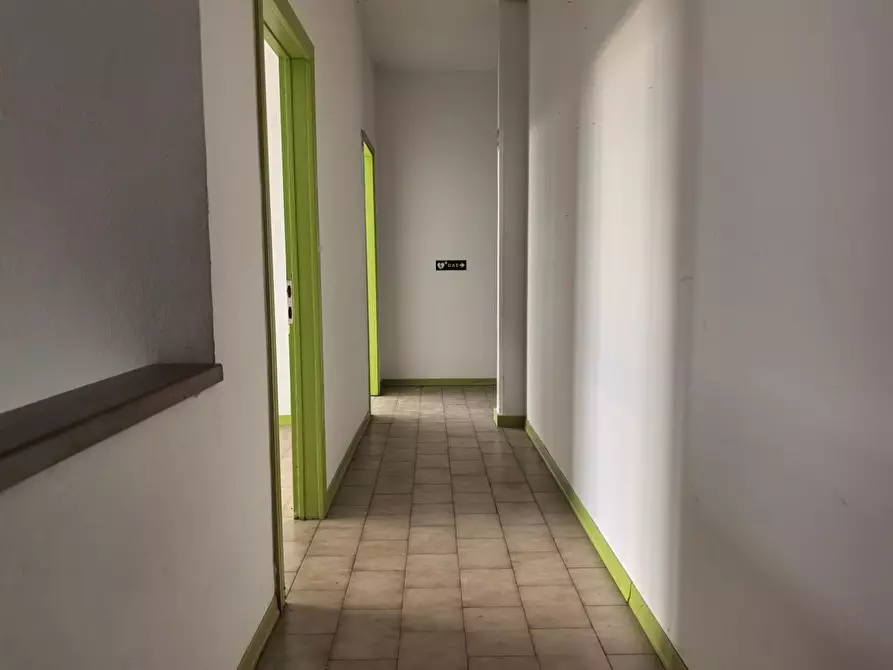 Immagine 7 di Locale commerciale in affitto  a Calcinaia