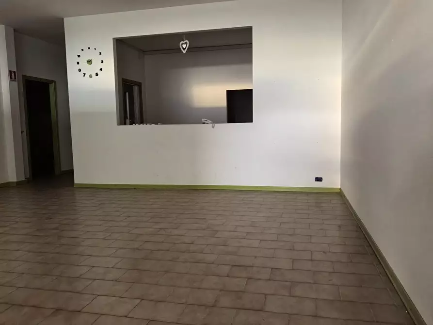 Immagine 13 di Locale commerciale in affitto  a Calcinaia