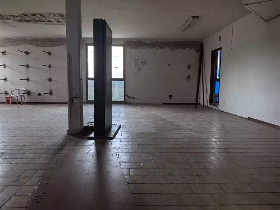 Immagine 20 di Locale commerciale in affitto  a Calcinaia