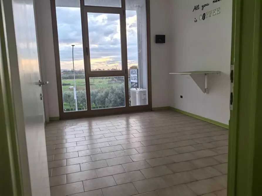 Immagine 8 di Locale commerciale in affitto  a Calcinaia