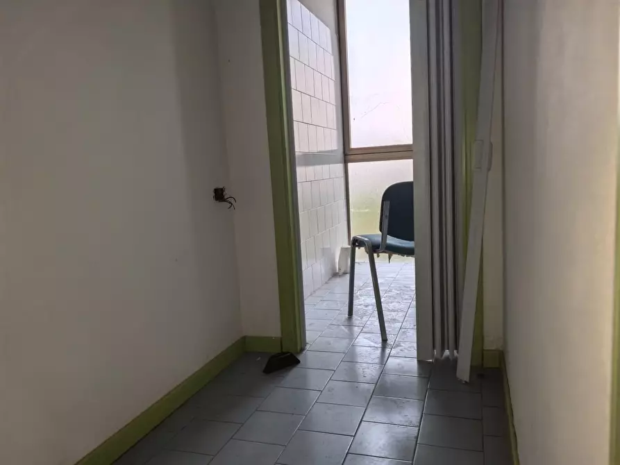 Immagine 24 di Locale commerciale in affitto  a Calcinaia