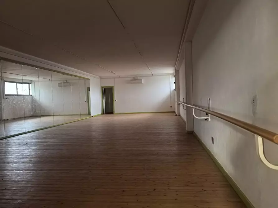 Immagine 6 di Locale commerciale in affitto  a Calcinaia